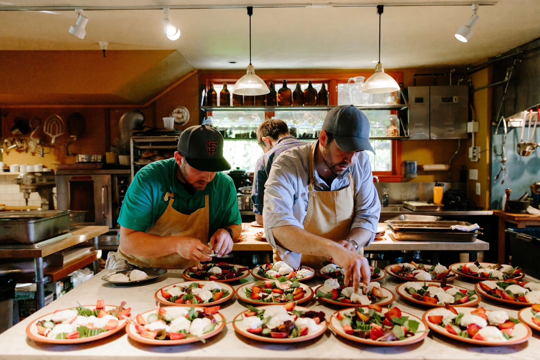 本子视频-最新资源更新，欢迎投稿|无限发射专业厨师团队在厨房中精心准备美食